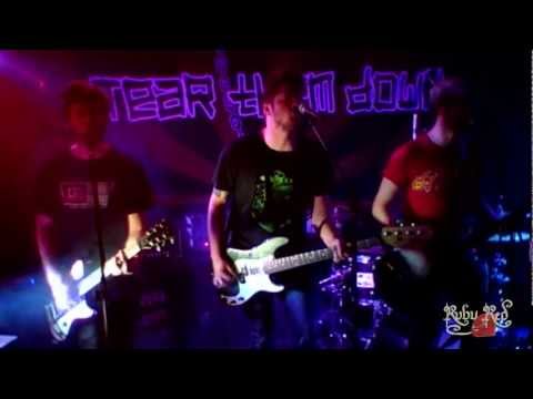 juniorslackers - Ett brutalt röj på scenen när Tear Them Down välter Ruby Red.