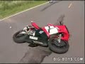 Impenna e distrugge la moto che imbecille. INCIDENTE MOTO Impenna e distrugge la moto che imbecille. INCIDENTE MOTO