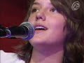 Mallu Magalhães canta 