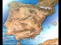http://www.artehistoria.com/tesoros/videos/590.htmGracias a una poderosa armada, Roma extendió su control, cultura y estilo de vida por buena parte del mundo conocido, alrededor de un mar que consideraban propio, el Mare Nostrum o Mediterráneo.Mediante las guerras de conquista, Roma podía mantener contentos a su ciudadanía, además de ofrecerles un medio de ganarse la vida. También los soldados legionarios encontraban pocos estímulos para desear el fin de las operaciones militares, pues con ella podían enriquecerse o, al menos, subsistir.El campamento militar, organizado siempre de la misma manera, era un reducto que imitaba la ciudad de Roma, un espacio romano asentado en medios provinciales.Según los relatos de los autores antiguos, en los campamentos había buhoneros y prostitutas indígenas. También nos hablan de la baja moral de los soldados, que no tenían excesivo interés en volver a Roma para pasar a engrosar las filas de los desheredados de las ciudades. Además, muchos de ellos establecían sólidos vínculos con las poblaciones locales.La entrada en Hispania de las legiones romanas se produce durante la Segunda Guerra Púnica, entre los años 218 y 201 antes de Cristo. A partir de este momento, Roma comenzó a enviar a sus tropas a Hispania, dando comienzo la conquista propiamente dicha.La conquista de Hispania es un proceso largo y difícil. Tarraco, la actual Tarragona, fue la primera fundación romana en ultramar y desde ella partió la romanización de la península, convirtiéndose en la capital de la provincia Citerior, la más cercana a Roma.Tarraco contaba con un conjunto público monumental formado por el área de culto, la plaza, el foro provincial y el circo. Este, construido bajo el reinado de Domiciano, a finales del siglo I después de Cristo, podía contener 23.000 espectadores. El circo era el lugar donde se desarrollaban algunos espectáculos, como las carreras de cuadrigas.Una de las más sobresalientes construcciones romanas en Hispania es el arco de Bará. Situado a 20 Km. al nordeste de Tarragona, en el trazado de la antigua Vía Augusta, el Arco de Bará es el mejor ejemplo de arco monumental de la península ibérica.Con 14,65 metros de altura, fue levantado a finales del siglo I. El arco se compone de grandes sillares de piedra, unidos entre sí mediante grapas de madera de olivo con forma de doble cola de milano. Su fachada mide 11,84 metros y 3,7 los laterales.Se trata de una obra sobria y de modestas dimensiones, que dista mucho de la grandeza y el lujo de los arcos triunfales de Roma. La construcción del arco se debe a una disposición testamentaria de 
