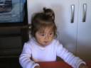 Gaby comendo confeti