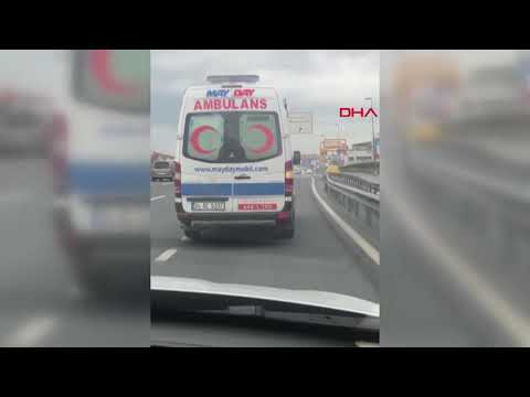 Idiota w Mercedesie specjalnie blokuje przejazd kartce pogotowia