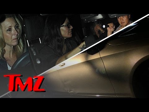 ends - Lisa Kudrow, Courteney Cox, and Jennifer Aniston all met up for dinner at Craig's, and on the way out Aniston's driver was trying to get away from the paparazzi, and side swiped the car against...