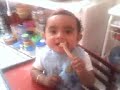 Adolfito empieza a comer solo Adolfito empieza a comer solo