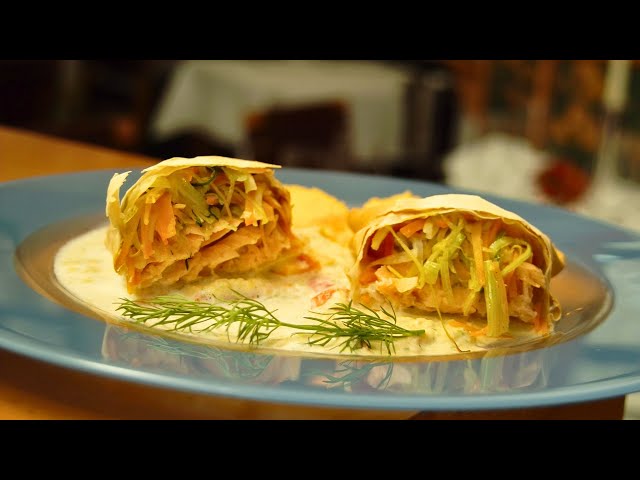 Lachsfilet im Strudel mit Kürbispüree und Rahmsauce