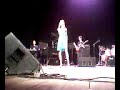 Thaynara cantanu no teatro