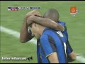MILANO, 9 novembre 2008 - LInter è prima in classifica da sola. In attesa di Lecce-Milan di stasera. Vince più con il cuore che con il gioco la sfida di San Siro con lUdinese, che contrapponeva le due seconde forze del campionato. I friulani se ne tornano a casa pieni di rimpianti per un risultato che penalizza unottima prestazione, mentre Mourinho dopo questo pomeriggio avrà qualche dubbio in più sul piano del gioco, ma almeno sa di poter contare su una squadra che ha carattere e sa vincere anche in giornate così-così. La sua Inter scongiura infatti al 92 con Cruz il terzo 0-0 nelle ultime quattro uscite di campionato. LUdinese vede sfumare nel recupero il terzo pareggio a San Siro con lInter nelle ultime tre stagioni. Una citazione su tutti per DAgostino: eccellente. CORO UDINESE - Nel primo tempo il palcoscenico se lo prende lUdinese. LInter stenta. Attacca, da copione, ma fatica a fare gioco. Gli esterni non funzionano, con Quaresma che fa imbizzarrire il pubblico di casa per qualche personalismo di troppo, peraltro non riuscito. Ibrahimovic è ben contenuto dalla morsa Coda-Domizzi: il dinamismo non latita, le idee però sì. LUdinese fa un figurone. Riparte in contropiede appena può, non butta via un pallone e gioca spesso a due tocchi, con DAgostino ispirato direttore dorchestra. Quagliarella - quattro gol nelle ultime tre partite - davanti è un peperino sempre pronto a esplodere il suo tiro, e costringe i centrali nerazzurri al raddoppio continuo. Gli esterni friulani invece si vedono meno, molto bassi e sacrificati a contenere Maicon e Maxwell, neutralizzati. Le occasioni da gol sono pochine. Un bel sinistro di prima intenzione a lato di Viera, un destro da fuori area di Inler parato in due tempi da Julio Cesar. Allintervallo è 0-0. BRIVIDI BIANCONERI - Si riparte con Cruz al posto di Quaresma e un brivido al pronti-via. Discesa indistrubata di Floro Flores sulla sinistra, Julio Cesar è attento sul suo destro. LUdinese insiste. Un colpo di testa di Domizzi finisce appena alto. LINTER SI SVEGLIA - Il pubblico si spazientisce, allora la Curva Nord prova a suonare la carica. Ibra recepisce il messaggio: un suo destro violento sottomisura chiama Handanovic a una parata difficile. La bella addormentata milanese dà segnali di risveglio: attacca ora a pieno organico, lUdinese si chiude e calcia lontano. Non riparte più. I traversoni in area si susseguono, generando mischie confuse. Mourinho cambia ancora: via Balotelli, tocca ad Obinna. Lattaccante più pericoloso resta comunque Ibra, molto più vivo nella ripresa. LUdinese tiene e fa passare la mareggiata. CRUZ GOL - LInter ha un guizzo nel finale, con capitan Zanetti, che colpisce il palo con una botta dalla distanza. Non è serata. Sembra. E invece nel recupero Cruz azzecca la capocciata vincente su angolo da sinistra.