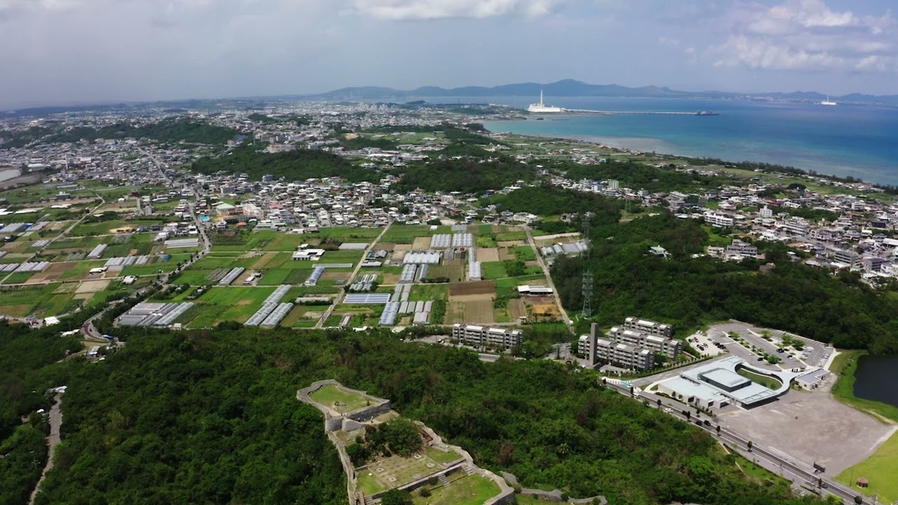 うるま市ガイドマップ「うるまいろ」 世界遺産勝連城跡（8）市街を望むの画像