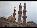 أمل دنقلفى انتظار السيف وردة فى عروة السّرة: ماذا تلدين الآن ؟ طفلا .. أم جريمة ؟ أم تنوحين على بوّابة القدس ؟ عادت الخيل من المشرق، عاد (الحسن الأعصم ) والموت المغير بالرداء الأرجوانىّ ، وبالوجه اللصوصى ، وبالسيف الأجير فانظرى تمثاله الواقف فى الميدان .. (يهتّز مع الريح .!) انظرى من فرجة الشبّاك : أيدى صبية مقطوعة .. مرفوعة .. فوق السّنان (..مردفا زوجته الحبلى على ظهر الحصان) أنظرى خيط الدم القانى على الأرض ((هنا مرّ .. هنا )) فانفقأت تحت خطى الجند ... عيون الماء ، واستلقت على التربة .. قامات السنابل . ثم..ها نحن جياع الأرض نصطف .. لكى يلقى لنا عهد الأمان . ينقش السكة باسم الملك الغالب ، يلقى خطبة الجمعة باسم الملك الغالب ، يرقى منبر المسجد .. بالسيف الذى يبقر أحشاء الحوامل . *** تلدين الآن من يحبو.. فلا تسنده الأيدى ، ومن يمشى .. فلا يرفع عينيه الى الناس ، ومن يخطفه النخّاس : قد يصبح مملوكا يلطون به فى القصر، يلقون به فى ساحة الحرب .. لقاء النصر ، هذا قدر المهزوم : لا أرض .. ولا مال . ولا بيت يردّ الباب فيه .. دون أن يطرقه جاب .. وجندى رأى زوجته الحسناء فى البيت المقابل) أنظرى أمّتك الأولى العظيمة أصبحت : شرذمة من جثث القتلى ، وشحّادين يستجدون عطف السيف والمال الذى ينثره الغازى .. فيهوي ما تبقى من رجال .. وأرومة . أنظرى .. لا تفزعى من جرعة الخزى، أنظرى .. حتى تقيه ما بأحشائك .. من دفء الأمومة . *** تقفز الأسواق يومين .. وتعتاد على ((النقد)) الجديد تشتكى الأضلاع يومين .. وتعتاد على الصوت الجديد وأنا منتظر .. جنب فراشك جالس أرقب فى حمّى ارتعاشك_ صرخة الطفل الذى يفتح عينيه .. على مرأى الجنود!