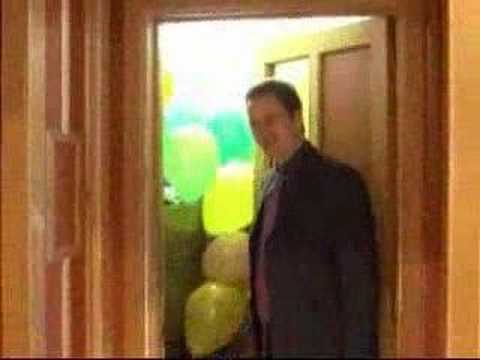Office filled with 1000 Balloons ...