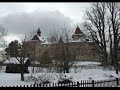les kyburg est un ch�teau au sud de winterthur au-dessus de la t�ss ville. es steht in der gemeinde kyburg in der schweiz und geht auf eine mittelalterliche burg zur�ck. il est dans la commune de kyburg en suisse et fait l'objet d'un ch�teau m�di�val en arri�re. 
la dent sur une colline au-dessus de la t�ss ch�teau tr�ne de 1027 est mentionn�e la premi�re fois. der urspr�ngliche name �chuigeburg� (=k�hburg) deutet auf eine fluchtburg hin. l'origine le nom de �chuigeburg� (= k�hburg) indique une fuite de ch�teau. die grafen von dillingen gelangten durch heirat in den besitz der burg. les comtes de dillingen obtenu par mariage la propri�t� du ch�teau. eine seitenlinie der familie nannte sich ab der mitte des 12. une ligne collat�rale de la famille a appel�, � partir du milieu du 12 jahrhunderts � grafen von kyburg �. si�cle, �comte de kyburg�. sie wurden zur wichtigsten adelsfamilie neben den habsburgern und den savoyern im gebiet des heutigen schweizer mittellandes . ils ont �t� les plus importants de la famille, outre les habsbourg et la maison de savoie dans le territoire de l'actuelle moyenne du pays. nach dem tod des letzten kyburgers 1264 sicherte sich rudolf von habsburg das erbe. apr�s la mort du dernier kyburgers 1264 s'est rudolf von habsburg l'h�ritage. nach seiner wahl zum deutschen k�nig wurden die reichskleinodien auf der burg verwahrt. [1] ein kleiner teil des kyburgischen erbes wurde unter habsburgischer verwaltung als grafschaft kyburg zu einer verwaltungseinheit zusammengefasst, die ihren mittelpunkt auf der kyburg hatte. apr�s avoir �t� �lu roi allemand ont �t� les reichskleinodien sur le ch�teau conserve. [1] une petite partie du patrimoine a �t� kyburgischen des habsbourgs de comt� de kyburg � une unit� de gestion qui ont leur c?ur sur la kyburg avait. 
die habsburger verlagerten ihr interesse sp�ter nach osten ( k�rnten , nieder�sterreich ), so dass im 15. les habsbourg ont d�localis� leur int�r�t plus tard � l'est (carinthie, basse-autriche), ainsi que dans le 15 jahrhundert die stadt z�rich durch kauf in den besitz der grafschaft kyburg gelangte, die sie als landvogtei verwaltete. si�cle, la ville de zurich par la possession d'achat, dans le comt� de kyburg a, en tant que pays bailliage g�r�. bis 1798 amteten vornehme z�rcher b�rger jeweils f�r sechs jahre auf der kyburg als vogt, hielten gericht und trieben die abgaben ein. deux fonctionn� jusqu'en 1798 les citoyens de zurich, pour six ans, sur la kyburg de vogt, ont tribunal et les taxes excessives. vielfach diente das amt des landvogtes auch als vorstufe zum b�rgermeisteramt in z�rich, wie beispielsweise f�r johann heinrich waser und heinrich escher . souvent servi de l'office du bailli �galement en tant que pr�curseur de la mairie de zurich, par exemple, de johann heinrich waser et heinrich escher. als sohn des landvogts hans rudolf lavater wurde hier der sp�tere archidiakon am grossm�nster und antistes der reformierten z�rcher kirche ludwig lavater (15271586) geboren. en tant que fils du pays hans rudolf lavater vogts a �t� ici la date la plus tardive archi diacre, le grossm�nster et antistes de la r�forme de l'�glise de zurich louis lavater (1527-1586) est n�e. 
mit der reorganisation der kantonalz�rcherischen verwaltung 1831 verlor die kyburg ihre funktion als verwaltungssitz und wurde versteigert. avec la r�organisation de l'administration kantonalz�rcherischen kyburg 1831 a perdu la gestion de sa fonction de si�ge et a �t� ench�res. der polnische graf von sobansky verbrachte hier seinen lebensabend. le comte polonais de sobansky a pass� sa vie ici. 
der folgende besitzer, matth�us pfau aus winterthur, stellte im schloss seine gem�ldesammlung aus. le propri�taire suivant, matthieu paon de z�rich, a pr�sent� au ch�teau de sa collection de peintures. ihm folgte eduard bodmer, der das schloss im stile der mittelalterromantik als museum �ffnete. il a �t� suivi eduard bodmer, le ch�teau dans le style du moyen age romantique en mus�e ouvert. 1917 kaufte der kanton z�rich die kyburg zur�ck und gestaltete eine ausstellung, die bis 1999 bestand hatte. 1917 a achet� le canton de zurich, et les kyburg con�u une exposition qui a eu des stocks � 1999. seit diesem jahr f�hrt der verein museum schloss kyburg das museum, der unter der federf�hrung von dione fl�hler-kreis eine neue dauerausstellung einrichtete, die im herbst 1999 er�ffnet wurde. depuis cette ann�e, l'association mus�e ch�teau de kyburg, le mus�e qui, sous l'�gide de dione fl�hler-cercle d'une nouvelle exposition permanente �tabli � l'automne 1999 a �t� ouverte.