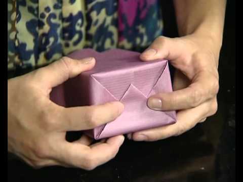 Как упаковать подарок бумагой видео