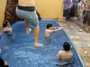 Povo sendo jogado na piscina