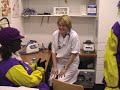Zwarte Pieten Carlos en Petronella bezoeken dokter Toppers Deel2