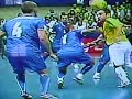 Drible fantático do jogador Falcão, da seleção de futsal do Brasil em jogo contra a Itália no campeonato mundial