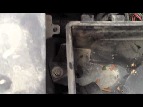 How to change air filter – 2004 Mercury Grand Marquis/Ford Crown Victoria