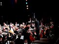 das sinfonie orchester schoneberg

als angebot fur alle musikbegeisterten instrumentalisten mit orchestererfahrung, die den jugend- und studentenorchestern entwachsen sind und neben ihrem beruf spa? an anspruchsvoller orchesterarbeit haben, wurde im april 1993 das sinfonie orchester schoneberg (sos) gegrundet. es verwaltet sich selbst als eingetragener und gemeinnutziger verein und finanziert sich aus mitgliedsbeitragen, konzerteinnahmen und spenden.

die arbeit findet in drei konzentrierten probenphasen pro jahr statt. am abschluss der probenphasen stehen jeweils konzerte im rathaus schoneberg und im gro?en saal der philharmonie berlin. neben bekannten werken aus dem sinfonischen repertoire werden mit den programmen auch selten aufgefuhrte werke zu gehor gebracht. unter seinem damaligen dirigenten hermann baumer spielte das sinfonie orchester schoneberg im marz 1997 die deutsche erstauffuhrung der kalevala-suite von uuno klami sowie im marz 1998 im rahmen des wanderer-zyklus des berliner philharmonischen orchesters die gesamtfassung des dramatischen gedichtes manfred mit der musik von robert schumann nach einem text von lord byron. im dezember 2001 brachte das orchester mit tanze des mondes von il-ryun chung ein auftragswerk zur urauffuhrung.

im fruhjahr 2000 unternahm das sinfonie orchester schoneberg seine erste tournee nach mexiko, die die basis fur eine weitere vertiefung des kulturellen austauschs in den darauffolgenden jahren bot. anlasslich seines zehnjahrigen bestehens reiste das orchester im herbst 2003 nach italien, wo es in arezzo, assisi und rom konzerte gab.

und zum schluss: warum schoneberg? das orchester probt im rathaus schoneberg. wahrend der teilung berlins hatten hier der regierende burgermeister und das abgeordnetenhaus von berlin (west) ihren sitz. nach der vereinigung der beiden deutschen staaten 1990, und damit auch der beiden stadthalften berlins, zogen beide nach berlin-mitte um. seitdem konnen im rathaus schoneberg einige raume fur kulturelle zwecke genutzt werden, die uns vom bezirk dankenswerterweise kostenlos fur proben und konzertauffuhrungen zur verfugung gestellt werden.
---------------------------------------
the orchestra schoneberg

the sinfonie orchester schoneberg (sos) [schoneberg symphony orchestra] was founded in april 1993 to give highly motivated musicians who are no longer members of youth orchestras or university orchestras an opportunity to continue working with an high-quality orchestra. the orchestra organizes itself as a non-profit society. it is financed by fees from its members, income from concerts, and donations.

the orchestra usually prepares three programs per year in concentrated rehearsal periods. concerts are performed in the town hall of the berlin district of schoneberg (rathaus schoneberg) and also in the philharmonie concert hall in berlin. besides playing well-known pieces, the orchestra dedicates itself to the presentation of rarely performed works. together with hermann baumer, its chief conductor at the time, the orchestra gave the german premiere of the kalevala-suite by uuno klami. in march 1998, as part of the berlin philharmonic's 