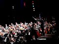 das sinfonie orchester schoneberg

als angebot fur alle musikbegeisterten instrumentalisten mit orchestererfahrung, die den jugend- und studentenorchestern entwachsen sind und neben ihrem beruf spa? an anspruchsvoller orchesterarbeit haben, wurde im april 1993 das sinfonie orchester schoneberg (sos) gegrundet. es verwaltet sich selbst als eingetragener und gemeinnutziger verein und finanziert sich aus mitgliedsbeitragen, konzerteinnahmen und spenden.

die arbeit findet in drei konzentrierten probenphasen pro jahr statt. am abschluss der probenphasen stehen jeweils konzerte im rathaus schoneberg und im gro?en saal der philharmonie berlin. neben bekannten werken aus dem sinfonischen repertoire werden mit den programmen auch selten aufgefuhrte werke zu gehor gebracht. unter seinem damaligen dirigenten hermann baumer spielte das sinfonie orchester schoneberg im marz 1997 die deutsche erstauffuhrung der kalevala-suite von uuno klami sowie im marz 1998 im rahmen des wanderer-zyklus des berliner philharmonischen orchesters die gesamtfassung des dramatischen gedichtes manfred mit der musik von robert schumann nach einem text von lord byron. im dezember 2001 brachte das orchester mit tanze des mondes von il-ryun chung ein auftragswerk zur urauffuhrung.

im fruhjahr 2000 unternahm das sinfonie orchester schoneberg seine erste tournee nach mexiko, die die basis fur eine weitere vertiefung des kulturellen austauschs in den darauffolgenden jahren bot. anlasslich seines zehnjahrigen bestehens reiste das orchester im herbst 2003 nach italien, wo es in arezzo, assisi und rom konzerte gab.

und zum schluss: warum schoneberg? das orchester probt im rathaus schoneberg. wahrend der teilung berlins hatten hier der regierende burgermeister und das abgeordnetenhaus von berlin (west) ihren sitz. nach der vereinigung der beiden deutschen staaten 1990, und damit auch der beiden stadthalften berlins, zogen beide nach berlin-mitte um. seitdem konnen im rathaus schoneberg einige raume fur kulturelle zwecke genutzt werden, die uns vom bezirk dankenswerterweise kostenlos fur proben und konzertauffuhrungen zur verfugung gestellt werden.
---------------------------------------
the orchestra schoneberg

the sinfonie orchester schoneberg (sos) [schoneberg symphony orchestra] was founded in april 1993 to give highly motivated musicians who are no longer members of youth orchestras or university orchestras an opportunity to continue working with an high-quality orchestra. the orchestra organizes itself as a non-profit society. it is financed by fees from its members, income from concerts, and donations.

the orchestra usually prepares three programs per year in concentrated rehearsal periods. concerts are performed in the town hall of the berlin district of schoneberg (rathaus schoneberg) and also in the philharmonie concert hall in berlin. besides playing well-known pieces, the orchestra dedicates itself to the presentation of rarely performed works. together with hermann baumer, its chief conductor at the time, the orchestra gave the german premiere of the kalevala-suite by uuno klami. in march 1998, as part of the berlin philharmonic's 