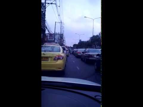 thaitube - thaitube~タイに行きたくなるつまらない動画。 金曜朝のSrinakarin(シーナカリン)通り。渋滞中の車を横目にバイクが25秒で8台抜いていった。...