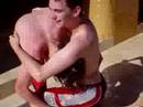 michell e cristian pulando na piscina