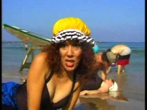 שירים מצחיקים - ענת ברזילי וחבורת זקנים עושים ראפ יידישאי והרבה שפריצקלעך בחוף הים מילים: ענת ברזילי, מוסיקה: שי בן יעקב, צילום: קלאודיו שטיינברג, עריכה:...
