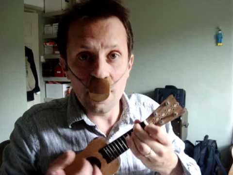 Tema de James Bond com flauta nasal e mini ukulele