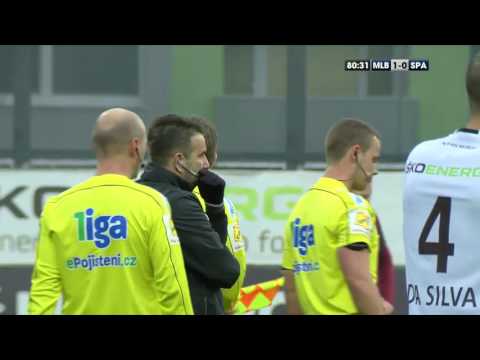Mladá Boleslav Sparta Fanoušci Sparty řádí, odpálili velkou dýmovnici Tv iSport cz