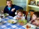 Sirviendo ensalada