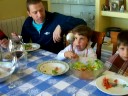 Sirviendo ensalada