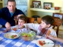 Sirviendo ensalada