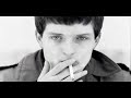 depois do filme control, que dramatiza de forma magn�fica aspectos importantes da legend�ria banda, o document�rio joy division entra profundamente no cora��o da banda. grant gee  (diretor) e jon savage (roteirista) mergulharam de cabe�a em tudo do joy division, como se fossem acometidos pela obsess�o imediata que banda causou. enquanto control d� �nfase a touching from a distance de deborah curtis, esposa de ian curtis, o doc mostra a pensativa e sens�vel belga annik honor�, namorada de ian. entrevistas um a um, emocionantes, o doc mostra como o grupo se reinventou como new order, e enxerga detalhes que a maioria dos document�rios n�o v�.
