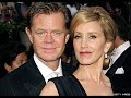 a slideshow about the wonderful felicity huffman =)
the song is 