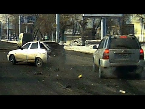 Джип на скорости бьет стоячую десятку Джип на скорости бьет стоячую десятку