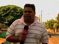 jostin es victima de los ataques de los coyotes mientras hace una entrevista.