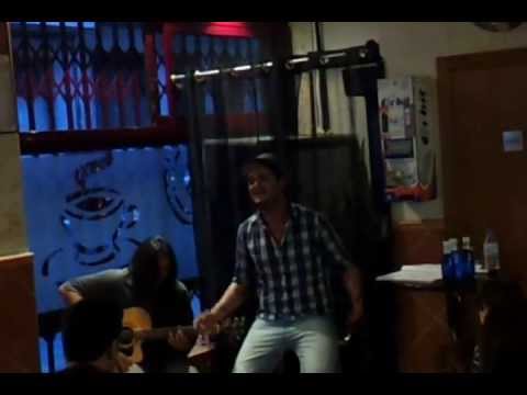 Acústico en la firma del single Sombras.