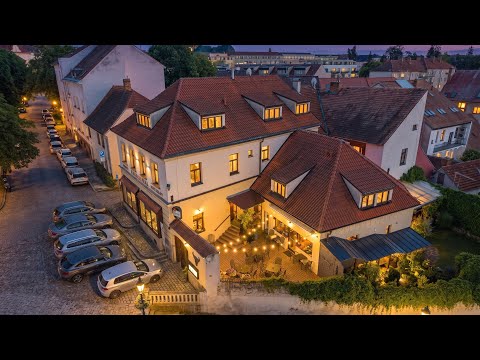 Video Hotel u Zlatého býka v historickém centru Písku.