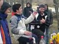 El caskete en San Blas intentando abrir una botella de lambrusco
