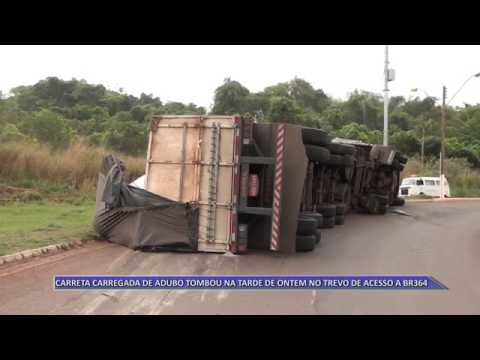 JATAÍ | Carreta carregada de adubo tomba no trevo de acesso à BR-364