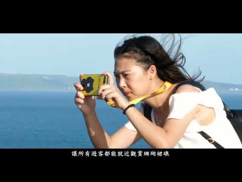 東北季風翻越中央山脈， 襲捲恆春半島， 當地居民慣稱她「落山風」！ 強烈的落山風影響著這裡的景觀、 聚落、農作、植物、動物， 和所有一切的一切……。  《Kenting - Taiwan's Wind