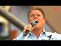 René Riva zingt Bella Margaritha bij Muziekfeest op het Plein