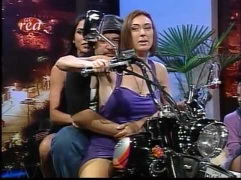 Mey Santamaria enseña andar en moto