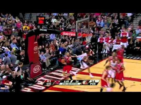 LaMarcus Aldridge dunks on Calos Boozer