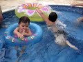 yudi e isa na piscina
