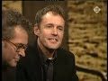 n vrije geluiden voor de vpro luisteren bas robert holl en pianist rudolf jansen naar maarten koningsbergers de kraai ( die kr�he) uit schuberts winterreise in de hertaling van jan rot, waarvan er in 10 dagen 20.000 ex over de kruidvat-toonbank gingen.
presentator is hans flupsen. (voorjaar 2003)