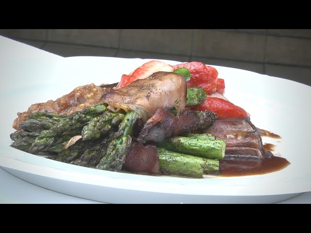 Braten von der Stückener Maibockkeule, Erdbeer- Rotweinjus, Rhabarber- Chutney, gebratener grüner Spargel im Schinkenmantel