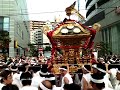 F906iで撮影しました。3年に一度行われる、天王祭本祭の模様。重さ2トンの御神輿を、左右に振る様子は迫力満点です。2008年6月8日。荒川区町屋駅前にて撮影。