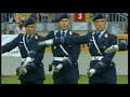 Stabsmusikkorps der Bundeswehr aus Berlin mit Spielmannszug und das Wachbataillon der Bundeswehr. Leitung: Hptm. Matthias Prock Musik: Preußens Gloria, Fridericus Rex Grenadiermarsch, Gruß an Kiel, Fliegermarsch, Yorckscher Marsch, cancan NATO Military Tattoo Kaiserslautern (K-Town) 2009 ---------------------------------------------------- Die Protokollausbildung ist harter Drill. Das Wachbataillon besteht zu 80 Prozent aus Grundwehrdienstleistenden. Innerhalb von zwölf Wochen werden die jungen Männer zu Protokollsoldaten ausgebildet. Die Ausbildung verlangt hohe Einsatz- und Leistungsbereitschaft und bringt so manchen an seine Grenzen. Themen der Protokollausbildung sind Marsch, Einsatzformen und der Protokollgriff mit dem Karabiner 98k. Beim Drill gibt es dann bestimmte Bewegungsabläufe, sogenannte 