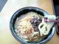 山梨県富士吉田市の「道の駅富士吉田」で名物の富士吉田うどんを食べました。具材にキャベツがいっぱい入り、揚げかすが好きなだけ盛り放題でした。また道の駅富士吉田はこのうどんを食べたレストラン前に富士山からの名水が湧き出していて自由に飲んだり汲んで持ち帰ることができます。