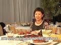 第二届全世界中国菜厨技大赛将于周日正式开赛。香港王牌饮食主持黄丽梅盛赞大赛发扬传统饮食文化，是非常独特的比赛，呼吁厨师们踊跃参加。 性格爽朗活泼的黄丽梅，靠着对传统菜式的尊重，以主持《中国八大名菜》打响名堂，奠定了她在香港亚洲电视一姐的地位。为了解传统菜的正宗做法，她曾经深入到各个名菜发源地求根溯源，发现现代的做法与传统烹饪技艺的差距。 香港饮食主持黄丽梅： 现在的人急功近利，很想做大厨师，很想做什么，或者搞好酱料，一腌就可以煮个菜出来，其实不是，做饮食那个文化这么多年，每一个步骤不容忽视。 主持了八大名菜后，她还有一个未圆的梦。 香港饮食主持黄丽梅： 我曾经构思一个失传的名菜，就希望将以前吃过或者失传的再做出来。 香港饮食主持黄丽梅： 那我想趁他们（老师傅）在生时将他的技术、烹饪技巧、火候、怎样做法写下来或者我拍下来，作为留念一直传下去。 欣闻第二届中国菜厨技大赛即将开始，而且以传统菜式为比赛项目，黄丽梅赞扬大赛非常独特，鼓励厨师们踊跃参赛。 香港饮食主持黄丽梅： 哇，非常之开心，因为我没有见过，暂时我接触的没有哪个电视台、哪个地方去搞这个比赛，希望将这个失传的菜式大家流传下去，我最希望全世界的人看到这个节目，我的呼吁，希望大家踊跃去参加，学多些东西。 新唐人记者梁珍在香港报导。 其他推荐: 2009新唐人电视台全球系列大赛、中国舞、声乐、小提琴、汉服、中国菜、钢琴、武术、油画、摄影competitions.ntdtv.com 神韵艺术团! 叹为观止! www.DivineShows.tw 【中国禁闻】中国内地香港记者被殴际遇大不同www.eglobalcommunity.com