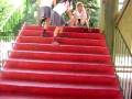 videos de LAS REBELDES SE TIRAN CON LOCKER POR LA ESCALERA